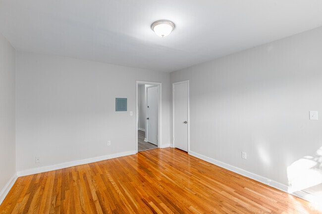 1BR, 1BA - 446SF - Living Room