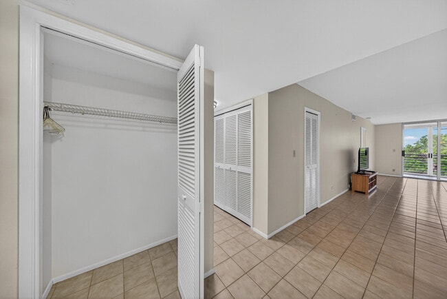 Photo - 3503 Oaks Way Unit 505
