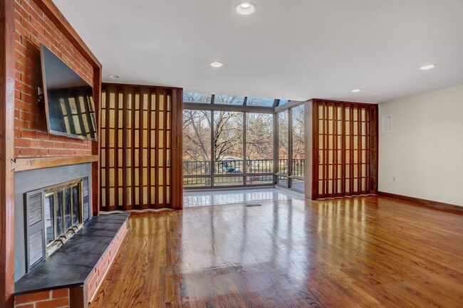 Building Photo - AMAZING SPACIOUS END UNIT TOWNHOUSE IN PRIME LOCATION