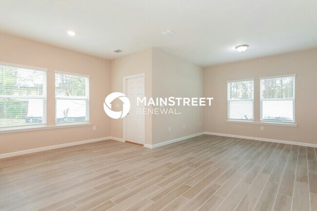 Photo - 3 Bedroom Pet-Friendly Home in Jacksonville, FL with Main Street Renewal