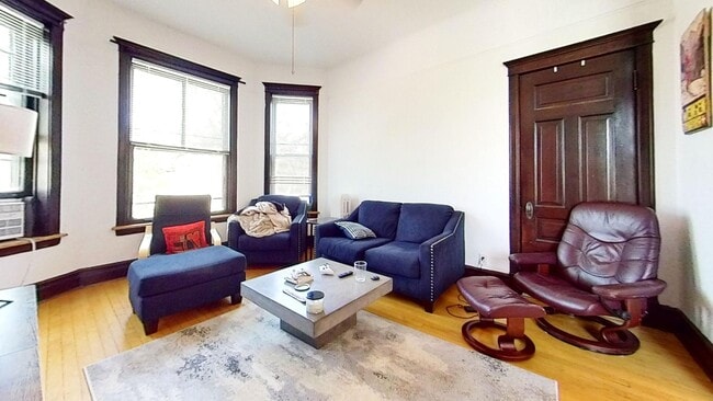 Building Photo - Top Floor Wrigleyville Two Bed Includes Heat Unit 1017 3