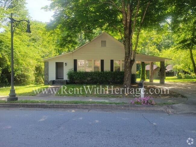 Building Photo - ENJOY THE PRESTIGE OF THIS CHARMING HOME I...