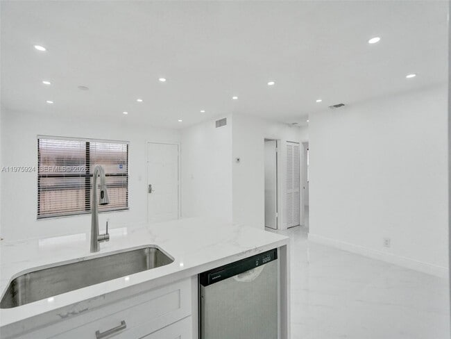 Photo - 10051 Winding Lake Rd Unidad 2