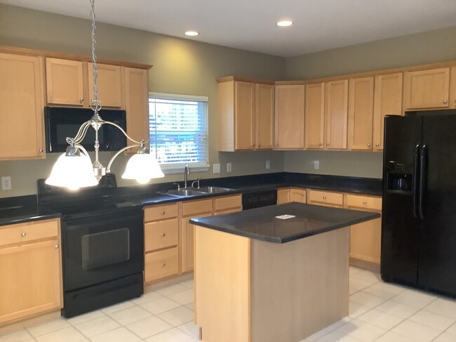 Photo - 18690 Round Lake Rd