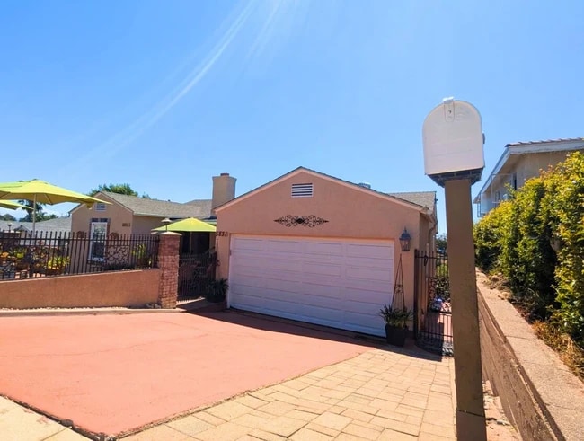 ENTRADA AL ALQUILER TRASERO - 5831 Adelaide Ave Unidad back apartment