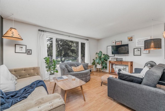 Photo - Spacious 2 Bed, 1 Bath Main Floor Home with Garage (IP638A)