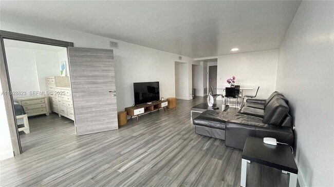 Photo - 800 Parkview Dr Unit 807