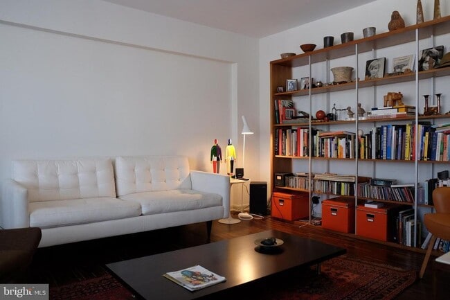 Building Photo - 1545 18th St NW Unit 812