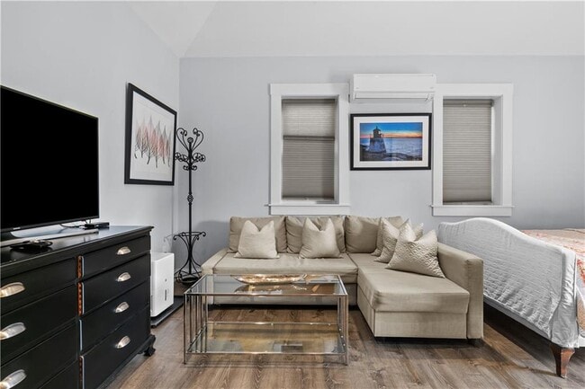 Photo - 137 W Main Rd Unidad REAR