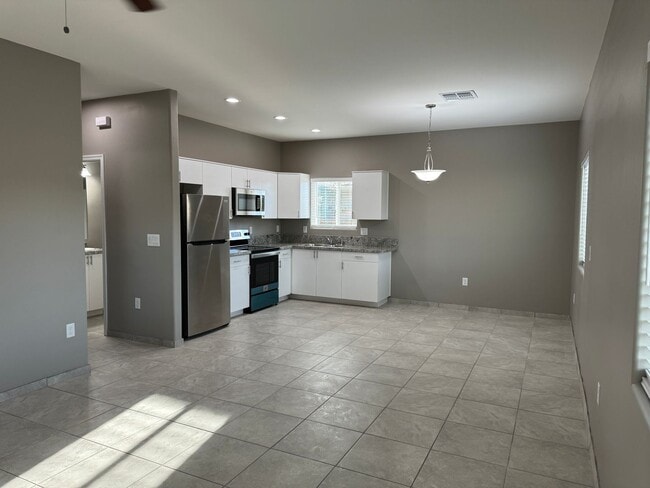 Building Photo - Beautiful Modern 3Bdm 2Ba Home, Easy Access to I-10, Must See! Unit PinalVista2581-#1