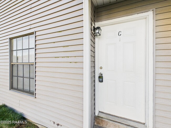 Building Photo - 114 Country Ln