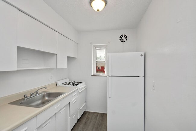 Photo - 618 Probasco St