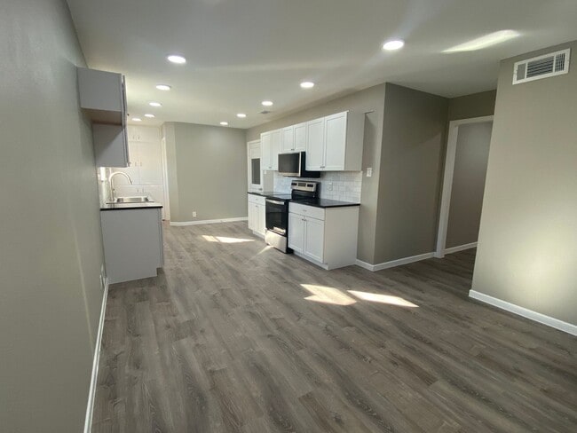 Photo - 1445 W Ball St