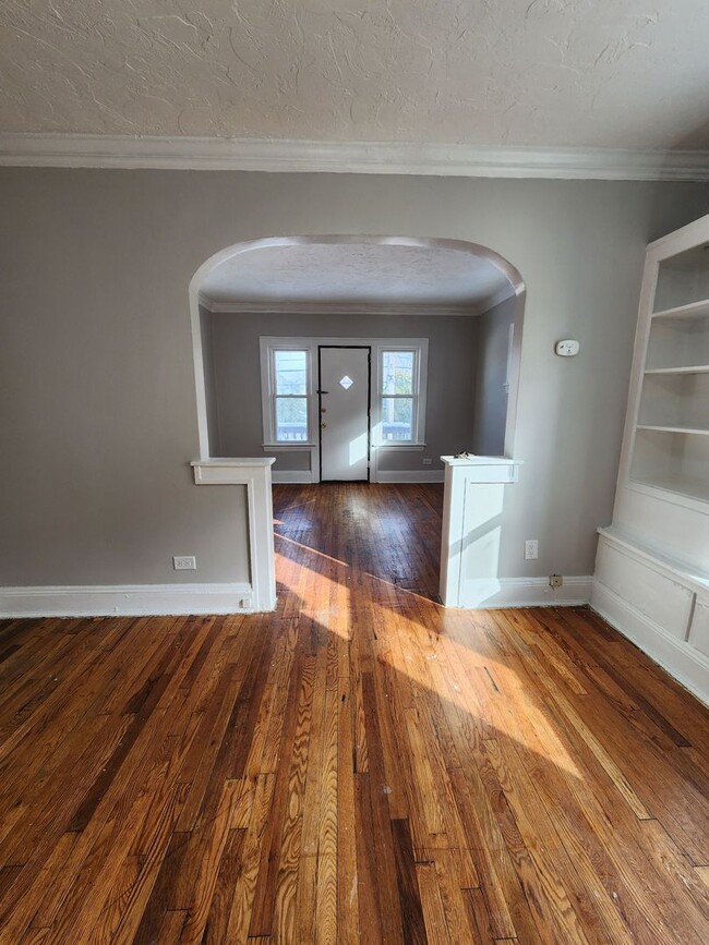 Photo - Top Floor 1 Bedroom Apartment with Private Balcony! Unidad 3