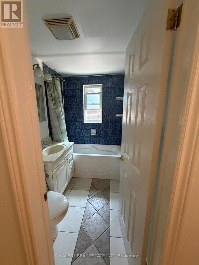 Photo - 425 Livingston Rd N