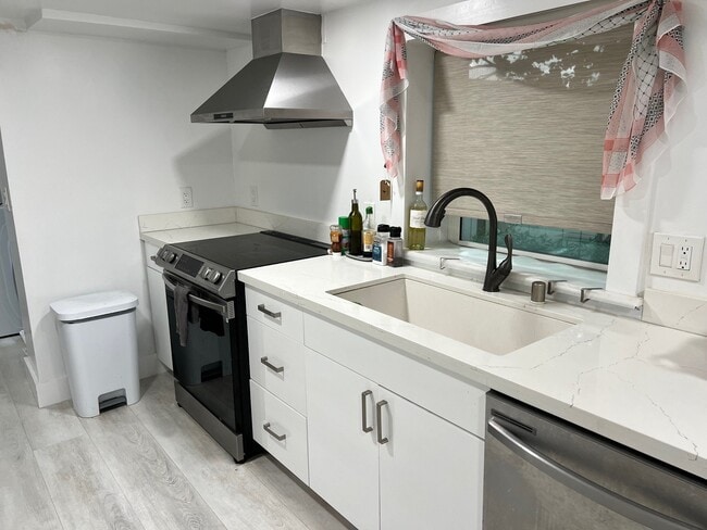 Photo - 612 Stannage Ave