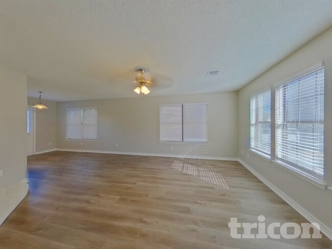 Photo - 815 Wyndham Pl