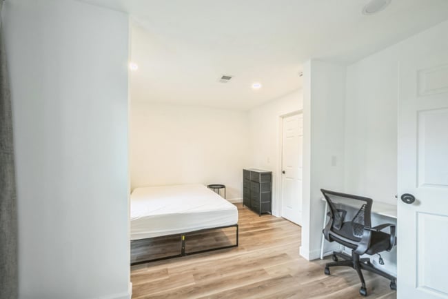 Photo - 364 Adelle St SE
