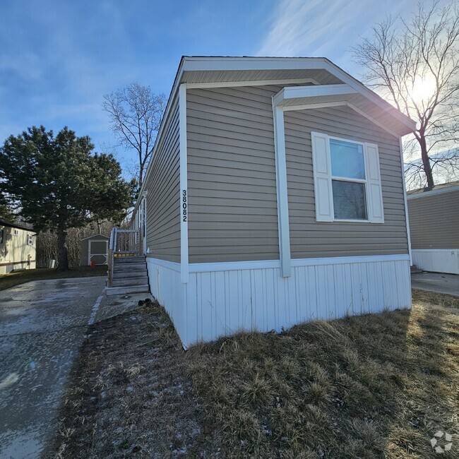 Building Photo - 3-bedroom, 2-bathroom, 960 square feet of ... Rental