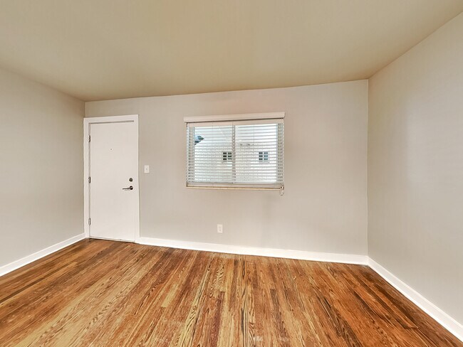 880 N Highland Ave NE