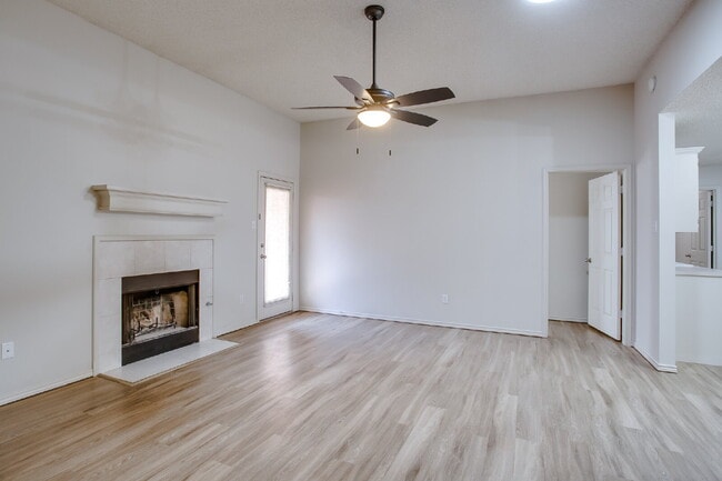 Photo - Spacious 3/2/2 Duplex!