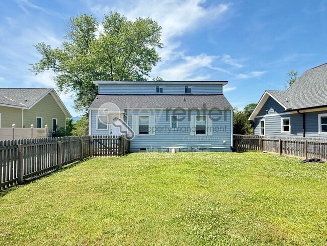 Building Photo - 308 Druid Ln