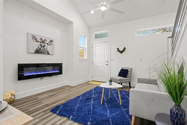 Photo - 2102 E 2nd St