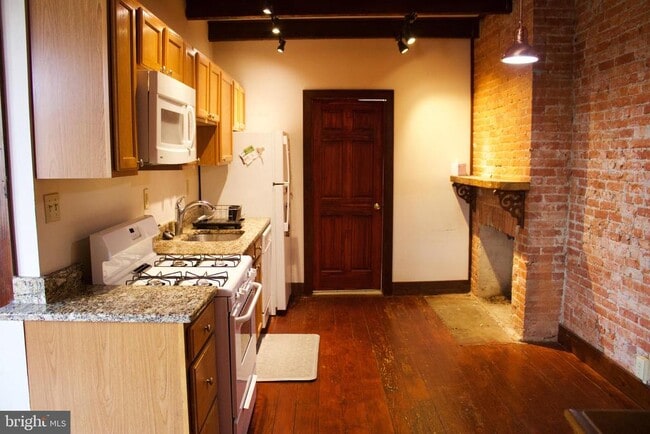 Photo - 209 W Chestnut St