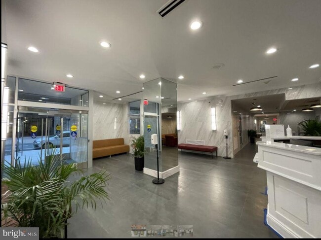 Building Photo - 2101 Chestnut St Unit 1717