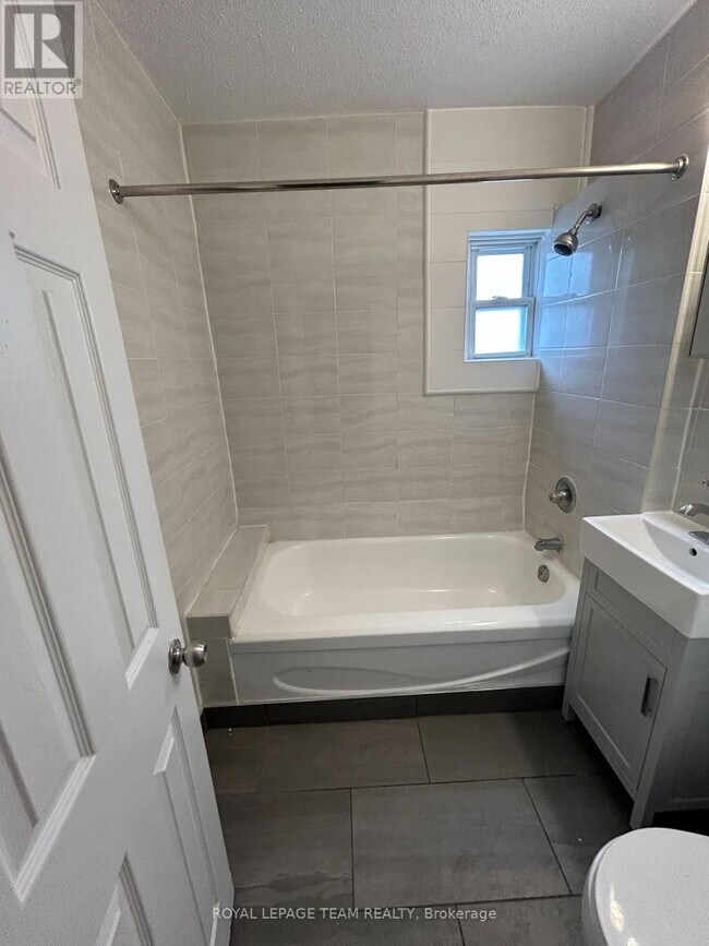 Photo - 883 Somerset St W Unit 6