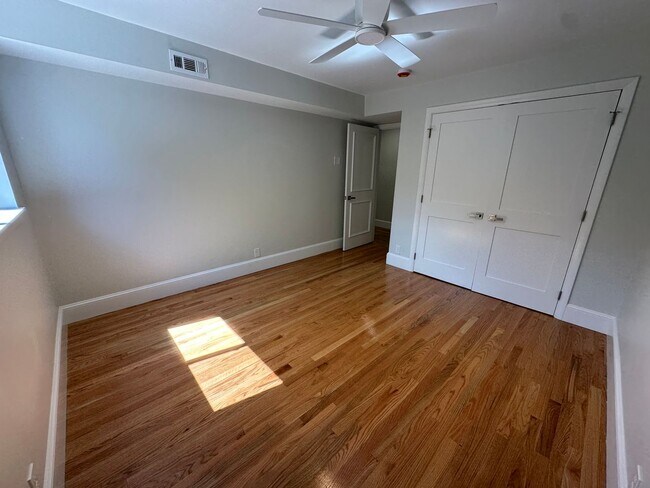 Photo - Modern Pet-Friendly 2BR in Washington Square with Parking, Balcony & In-Unit Laundry Unidad 201