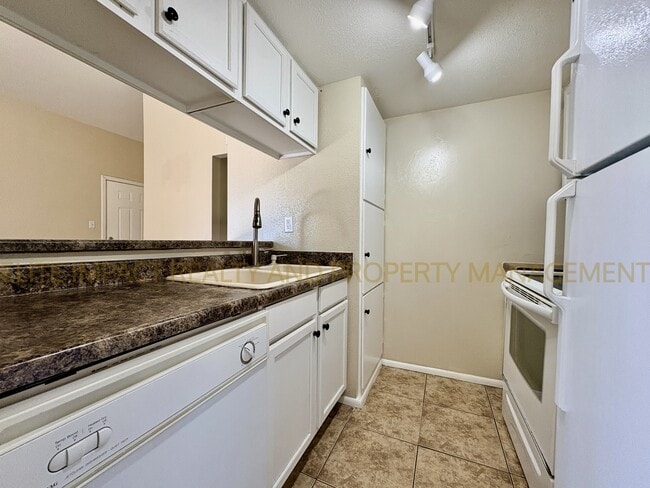 Photo - 1620 N Wilmot Rd