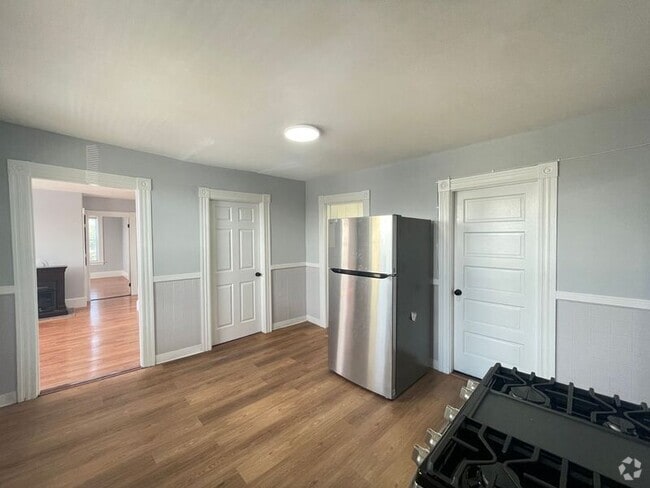 Building Photo - 231-3 Laurel St Rental