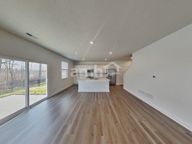 Photo - 998 Heritage Blvd