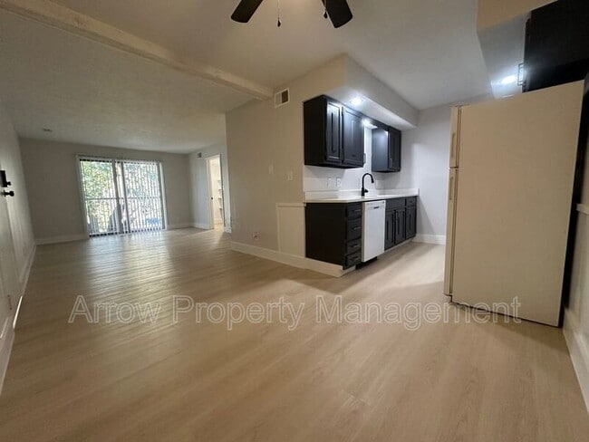 Building Photo - 3331 Holdrege St Unit 10