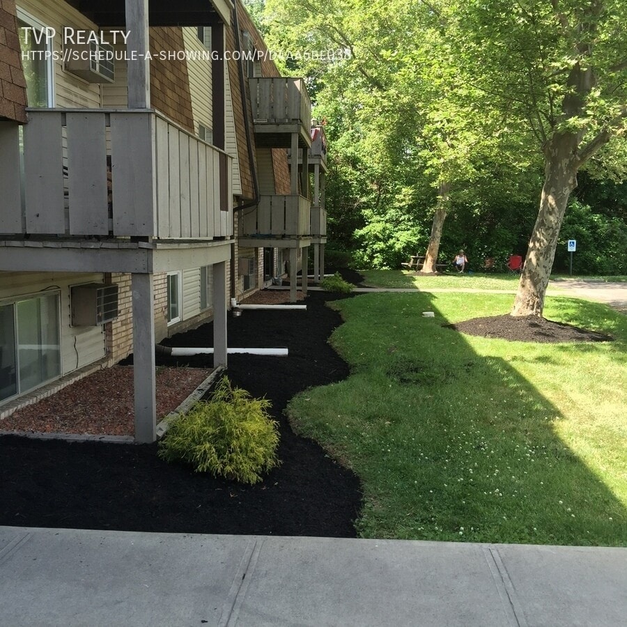 Photo - 1450 W River Rd N