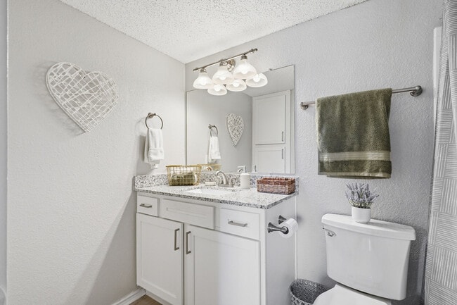 1BD, 1BA - 674SF - Bathroom