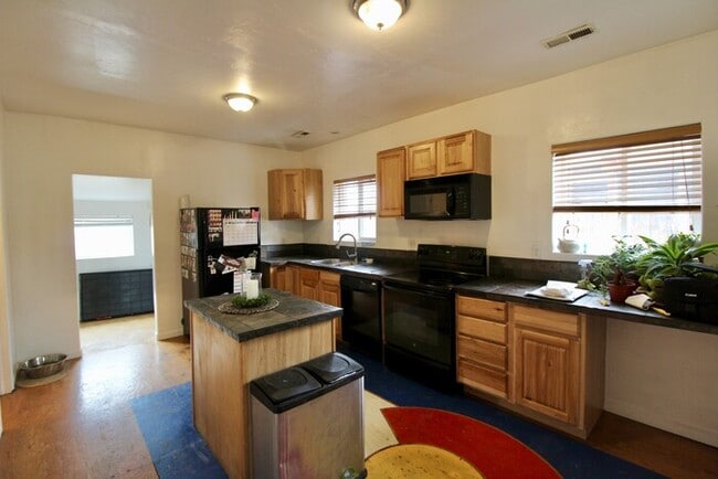 Building Photo - AVAILABLE - 3BD/2BA Denver Home w/ Large Yard
