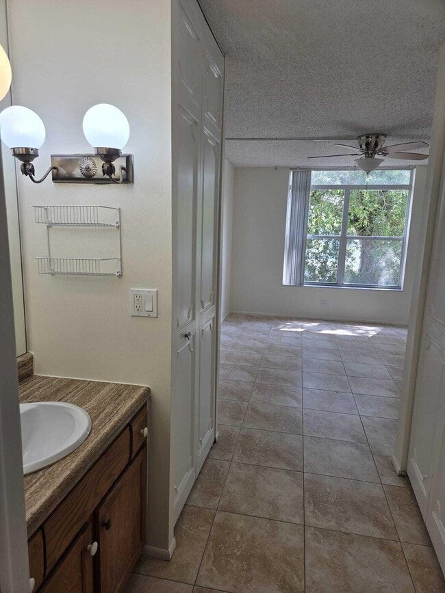 Building Photo - 3750 Inverrary Dr Unit 2f