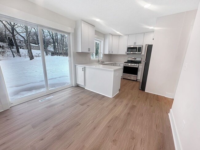 Photo - 860 Houseman Ave NE