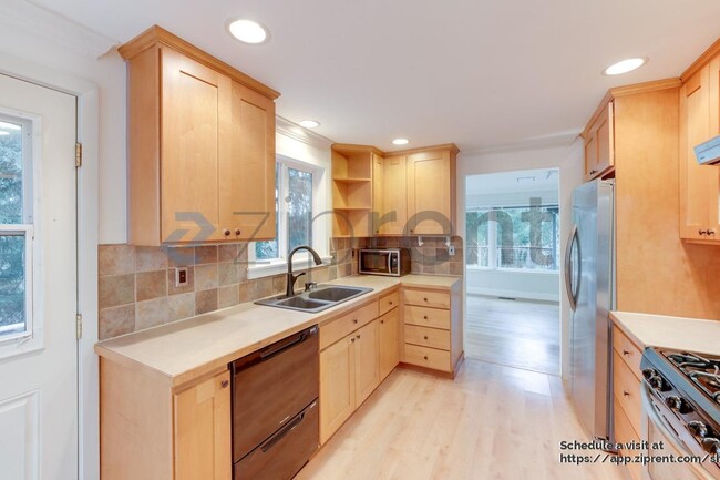 Photo - 380 Mt Defiance Cir SW