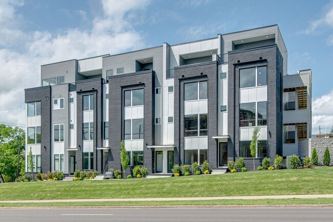 Building Photo - 4 Bedroom Rental in Hillsboro Village!
