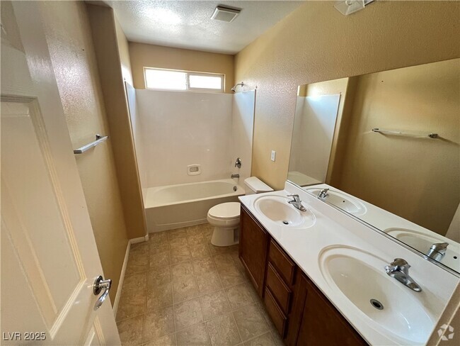 Building Photo - 1024 Chestnut Chase St Rental