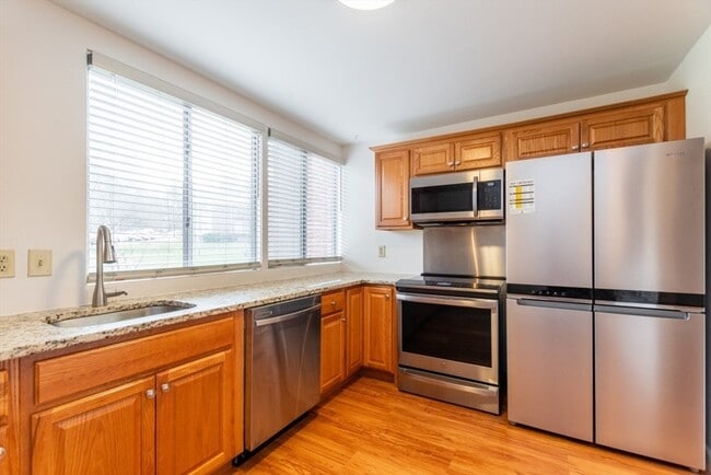 Building Photo - 8 Longwood Dr Unit 4