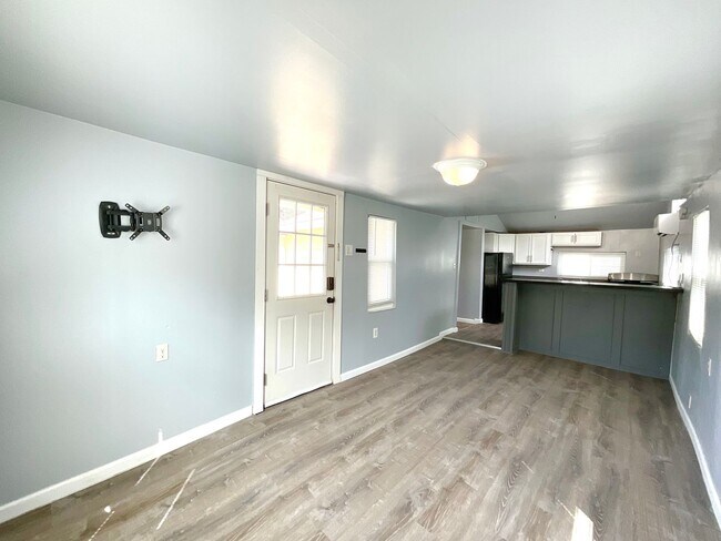 Photo - ALL BILLS PAID!! 1 Bedroom / 1 Bath Unit Near South Side Lions Park!