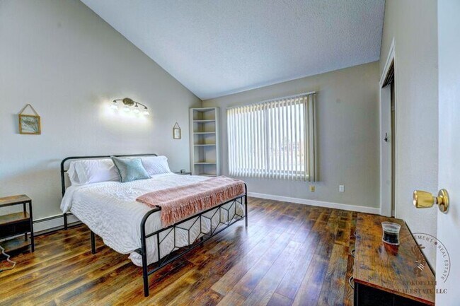 1020 Lakeside Ct