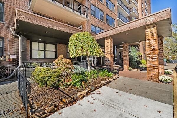 Building Photo - 225 St Pauls Ave Unit 2S