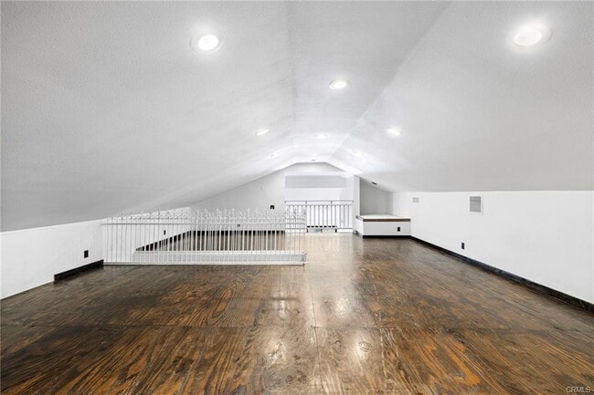 Building Photo - 643 Vista Valinda