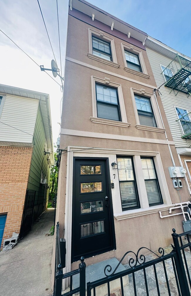 Photo - 7 Wallis Ave Apartments Unit 1