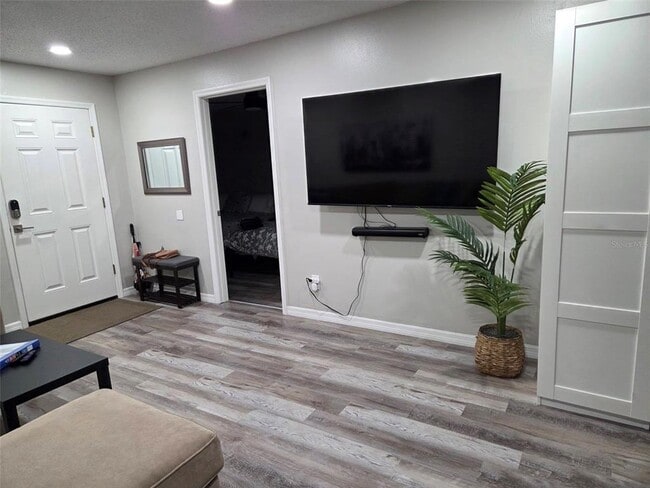 8024 Candlewoode Dr